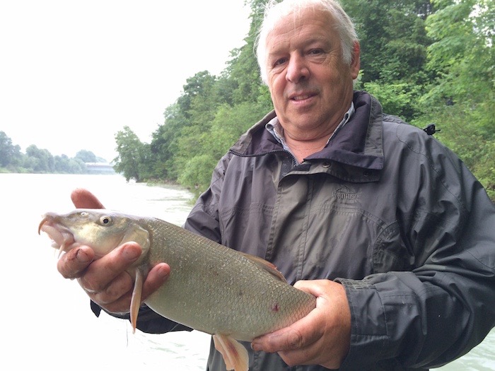 Sefried Walter mit einer Barbe ca. 59 cm Petri Heil.