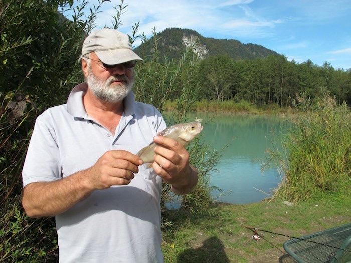 Achrainer Gerhard mit einem Barsch. Petri Heil!!!